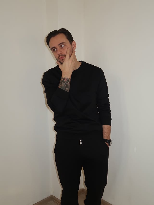 Instagram post by @lasha.aptsiauri for JMIERR. Caption reads: Easy style, everyday fit.
@jmierr_official.