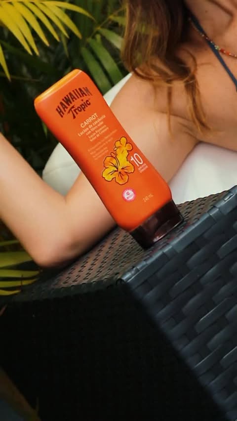 Instagram post by @nathaliavolles for Hawaiian Tropic. Caption reads: Summer Days com @hawaiiantropic.br 🧡.