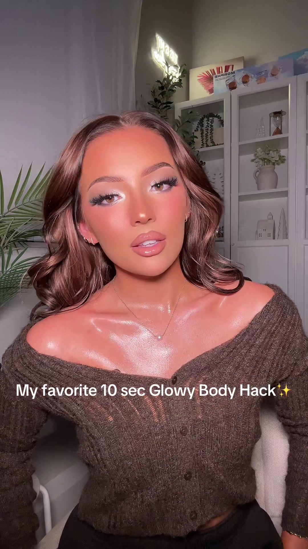 TikTok post by @heyitsmollygrace_ for PALMERS. Caption reads: [...] this glow body hack @Palmer's  #oils....