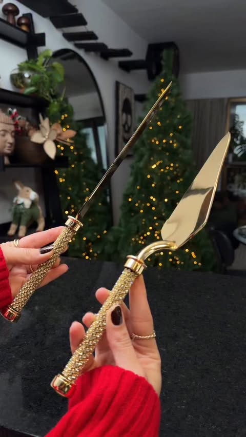 Instagram post by @home_gaabycosta for Shopee. Caption reads: O kit de espátulas de cortar bolo mais....