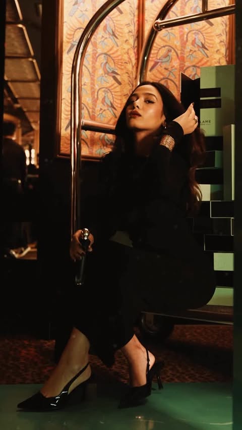 Instagram post by @sanaeslaaay for Oriflame. Caption reads: add a little bit of spice....