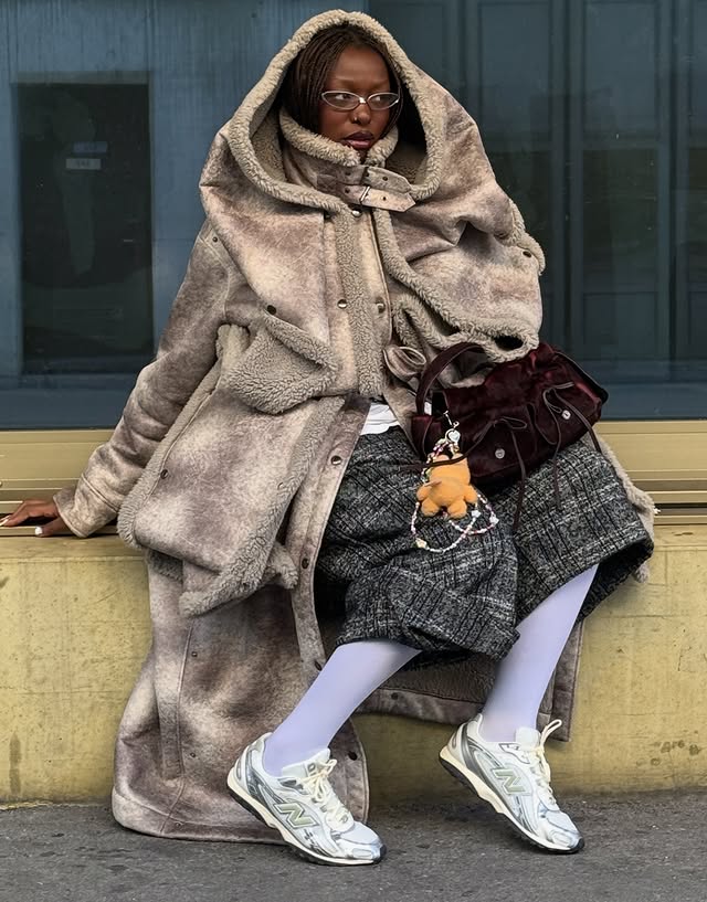 Instagram post by @by.regiina for Courir. Caption reads: [...] @newbalancelifestyle 204L available at....