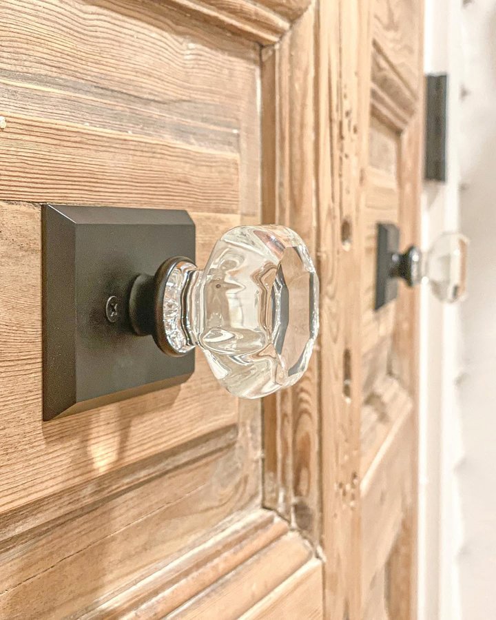 Instagram post by @1920farmhousereno for American Farmhouse Style. Caption reads: 𝙲𝚛𝚢𝚜𝚝𝚊𝚕 𝚋𝚕𝚒𝚜𝚜!✨⁣
⁣
Throw your hands up....