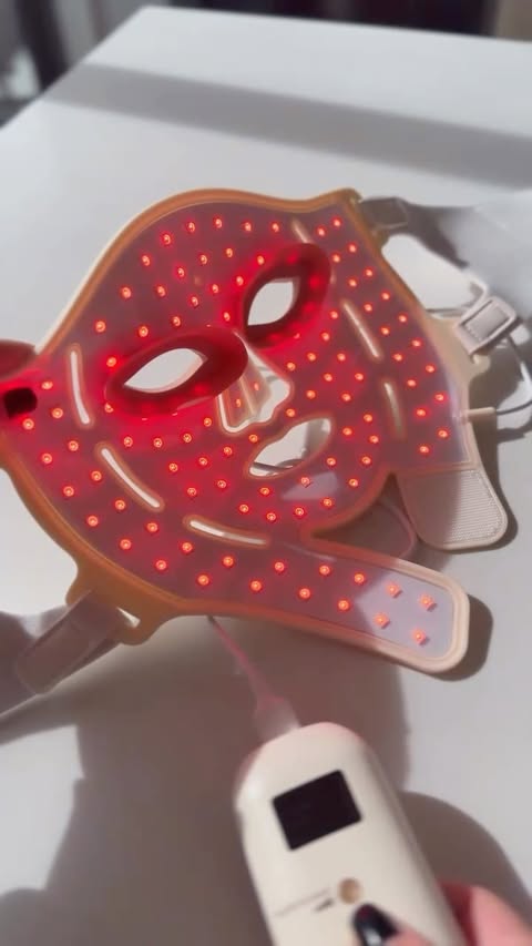 Instagram post by @gracedubrovskaya for RENPHO. Caption reads: [...] the LED mask that i use on Amazon 👉🏼....