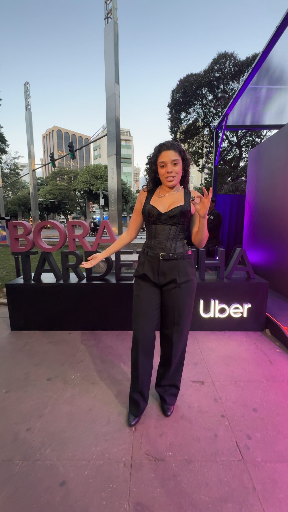 Instagram post by @duddasalvaterra for Uber. Caption reads: Ontem foi dia de Karaokê com o @podonibus pra....