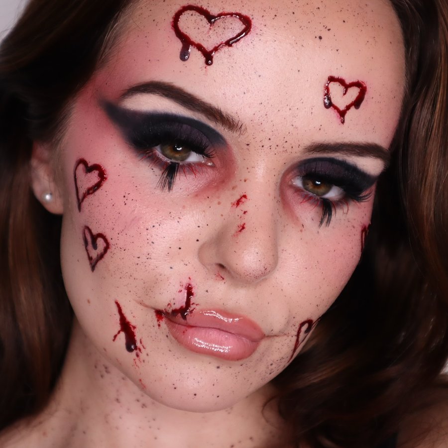 Instagram post by @jojomakeupblends for Arooba Beauty. Caption reads: [...] & @gianna.cattt 🖤
-
@aroobabeauty Majestic....