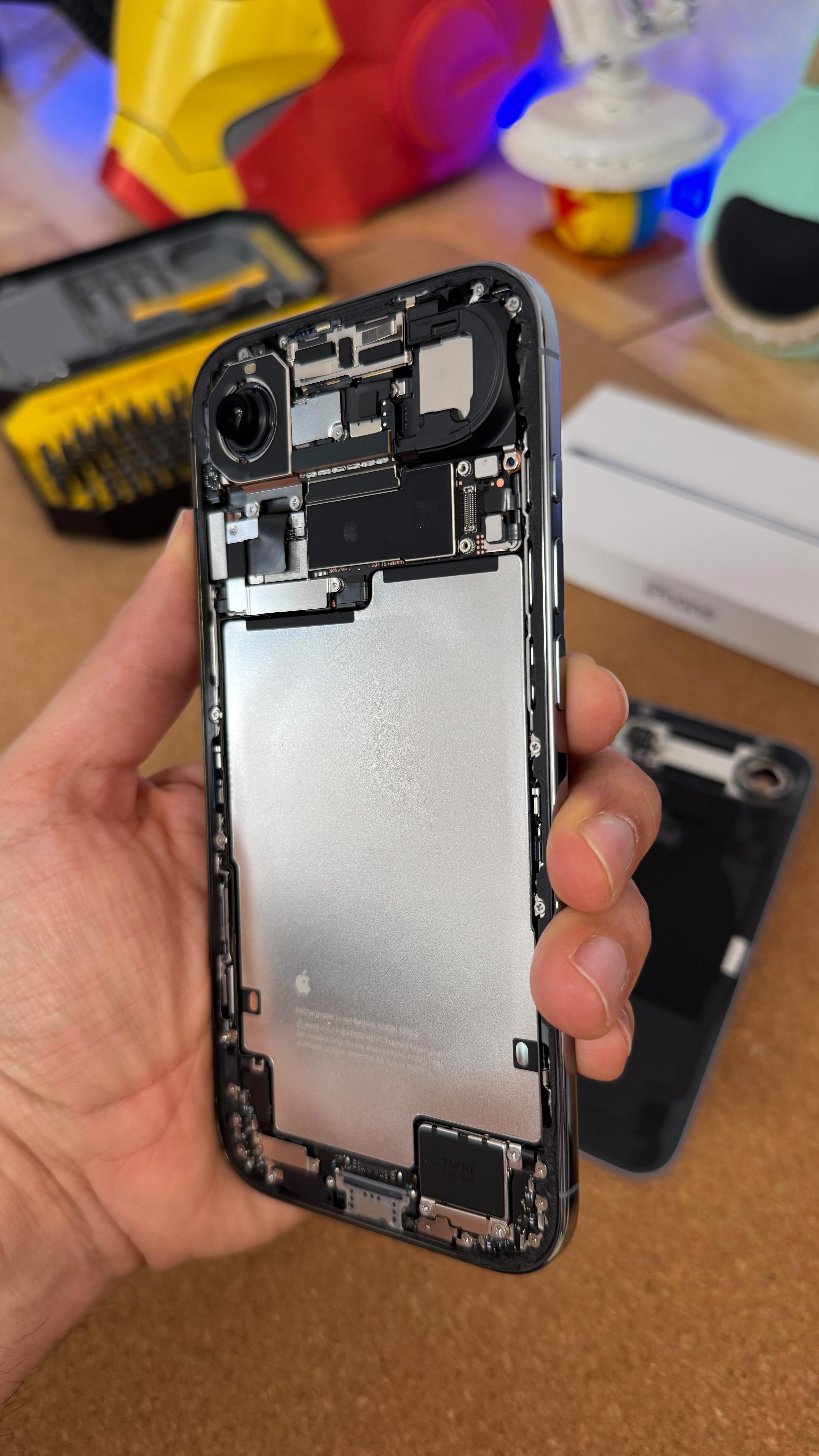 Instagram post by @jocoque for Mercado Libre. Caption reads: iPhone Air desarmado en el nombre de la ciencia....