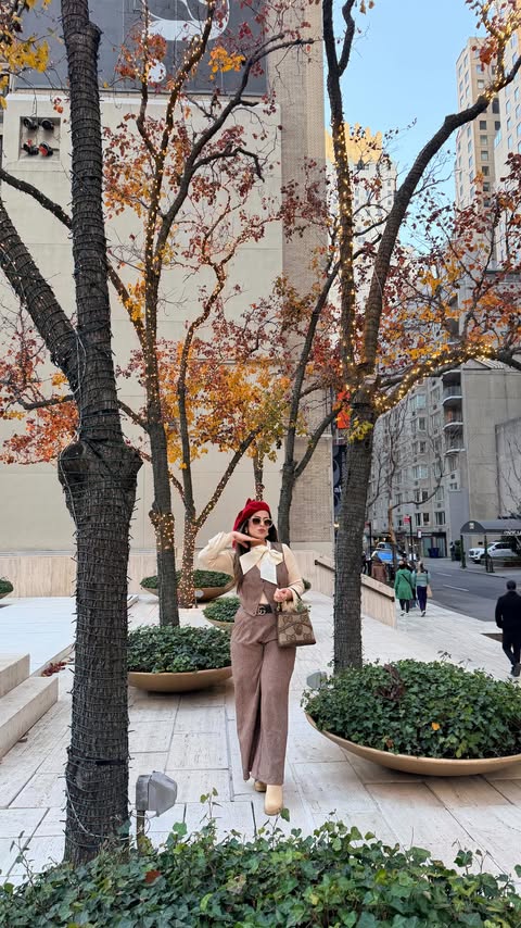 Instagram post by @roopsi_bansal for Dream Pairs Shoes. Caption reads: [...] #holidaycheer 

Boots @dreampairsshoes....