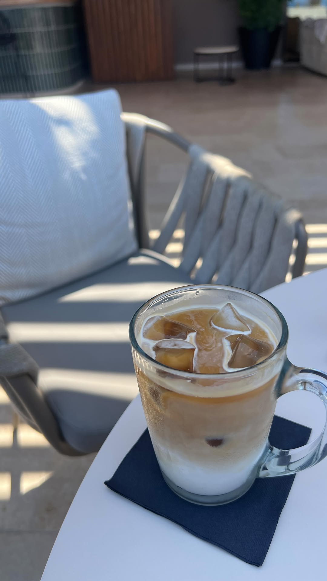 Instagram post by @nina.julia.knapp for Manhattan. Caption reads: Day 23 out of 30 days of outfits – zwei Versuche....