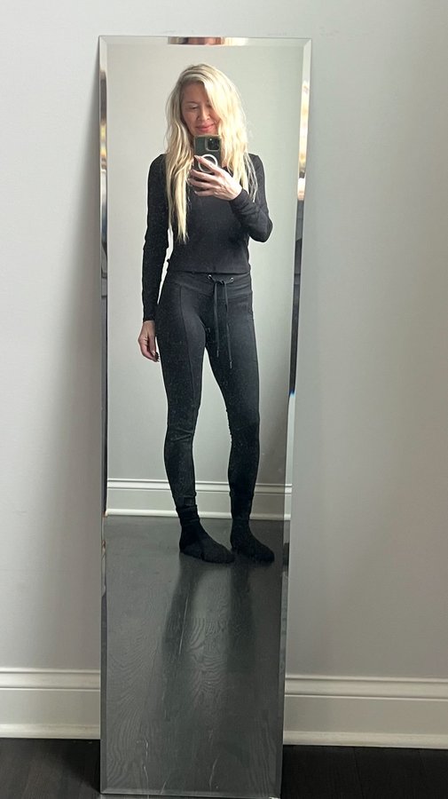 Instagram post by @lightfulyogini2.0 for Ellie. Caption reads: The Hot Cocoa set from @ellieactivewear takes you....