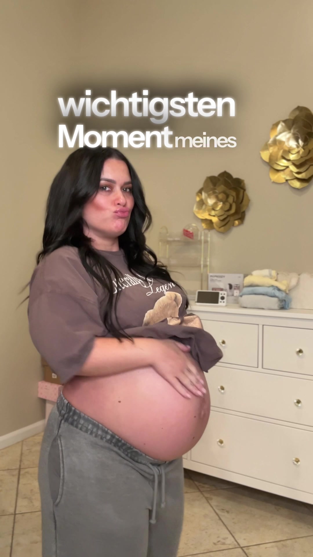 TikTok post by @stormslunches for Momcozy. Caption reads: Was sind eure Baby must haves?? 10% Rabatt mit....