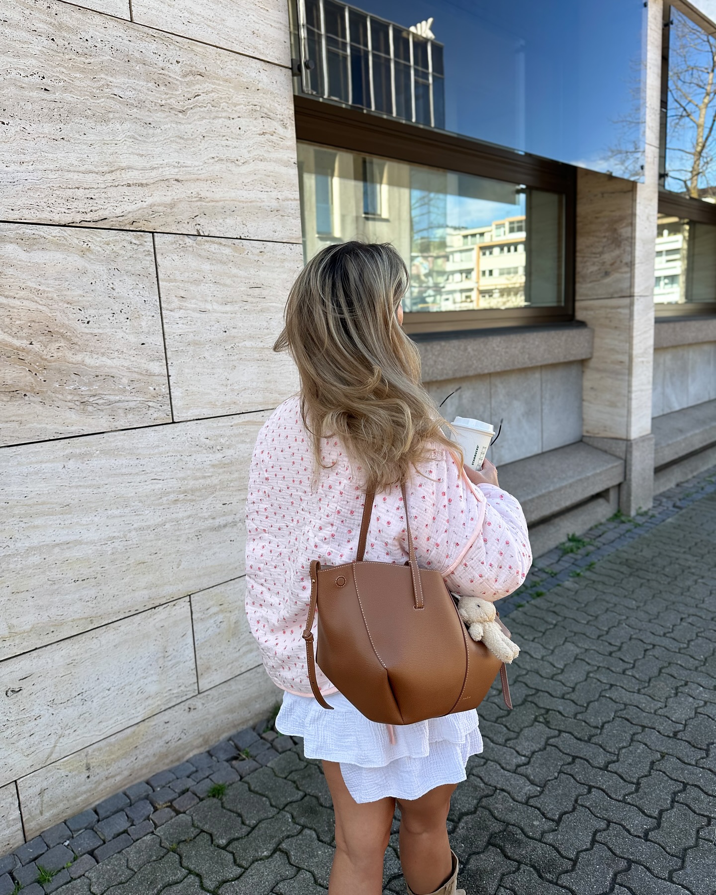 Instagram post by @annikasofiie for Poleneparis. Caption reads: we love cute spring outfits 🥹💗💐🐝

Diese....