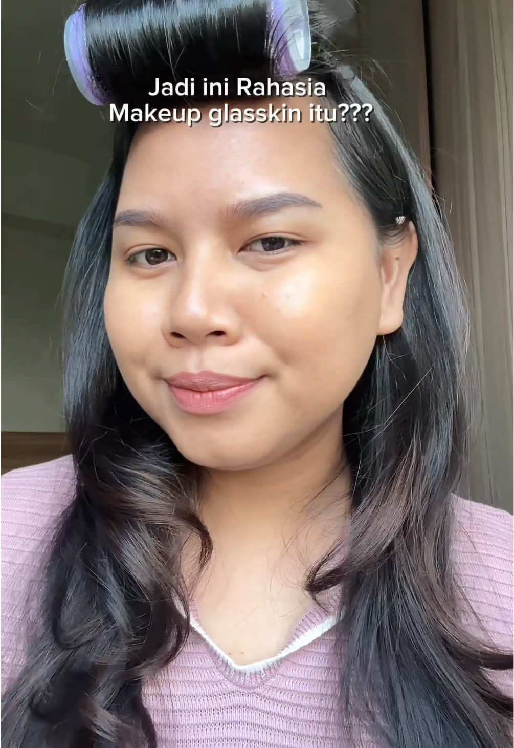 TikTok post by @blestore.id for Glow & Lovely Arabia. Caption reads: Rahasia Makeup glassskin ala MUA Aqeela with glow....