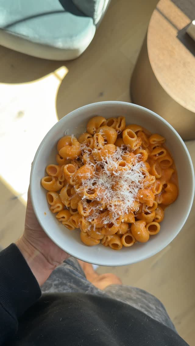 Instagram post by @graydoncutler for SAUZ. Caption reads: [...] up my butter noodles with some @getsauz 😋😋.