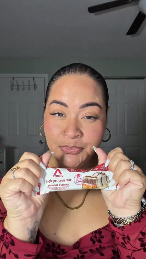 Instagram post by @estefisaavy for Atkins. Caption reads: [...] Having simple protein options like....