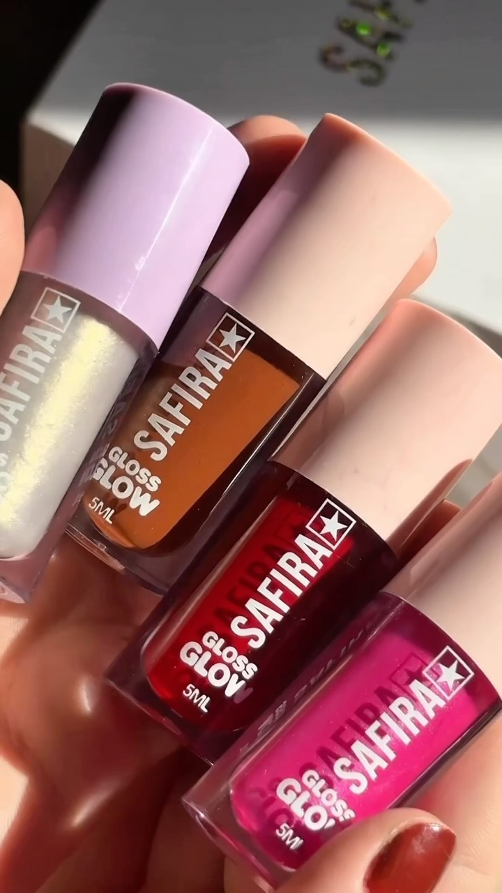 Instagram post by @vivisayao for SAFIRA. Caption reads: GLOSS GLOW? 😱 Um unboxing especial da....
