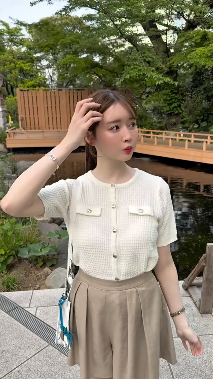 Instagram post by @ayapooh_22 for Pierrot. Caption reads: 🤍👋🏻👋🏻🤭
昨日は暖かったから半袖✨
このまま春がなくなりそう...🌸🥺

@pi....