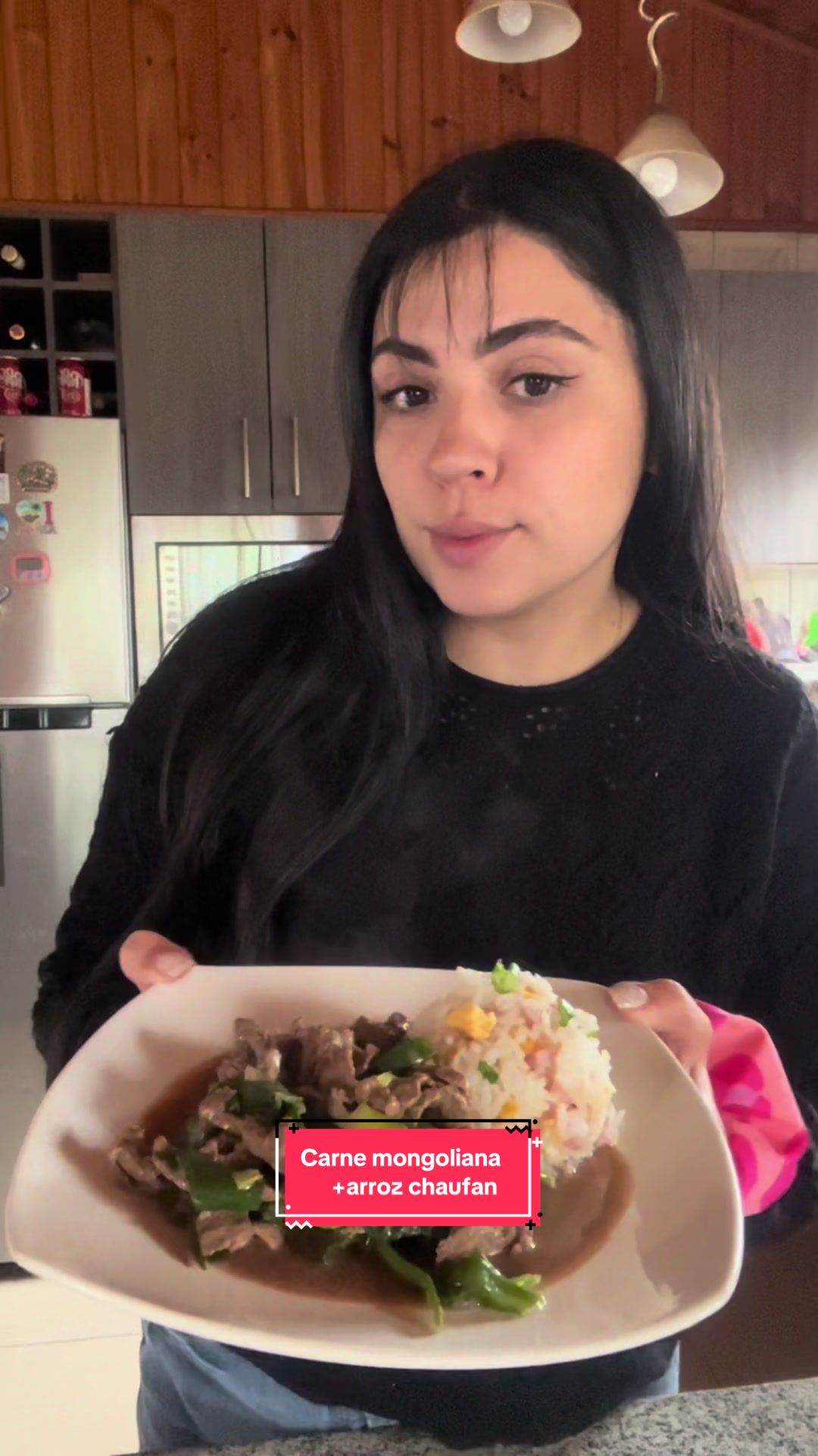 TikTok post by @gogogita for Santa Isabel. Caption reads: Carne mongoliana + arroz chaufan🍚 a mi manera ✅....