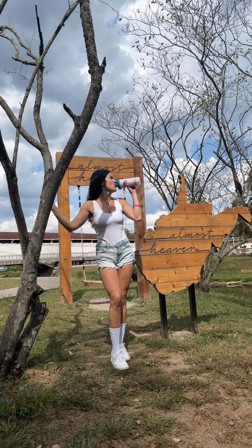 Instagram post by @the_keto_dealer for Keto Chow. Caption reads: 🤍 Some of my favorite things about the best....