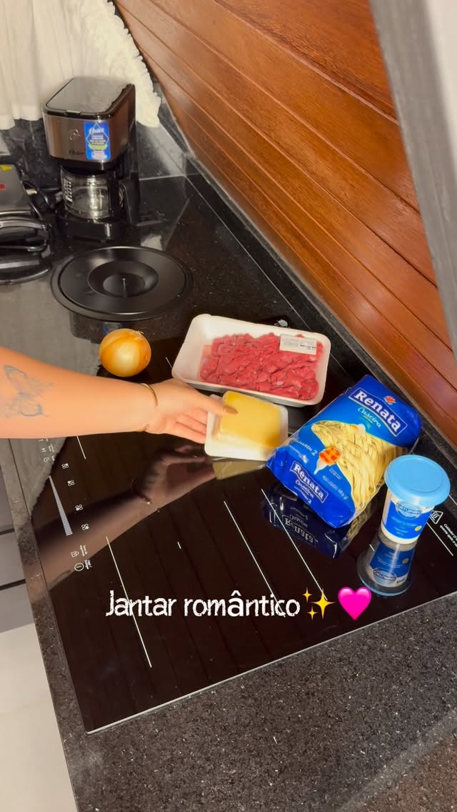 Instagram post by @rafaa.mmz for Mercado Livre. Caption reads: Jantar romântico 💖 

Id bis:....