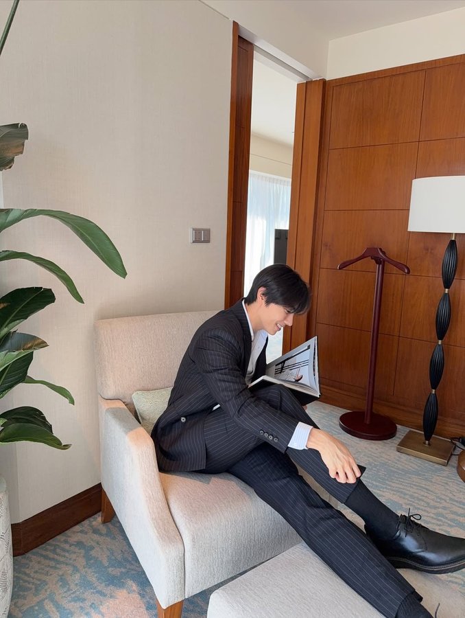 Instagram post by @jamesd.kim for Mandarin Oriental. Caption reads: Just another quiet morning above the city....