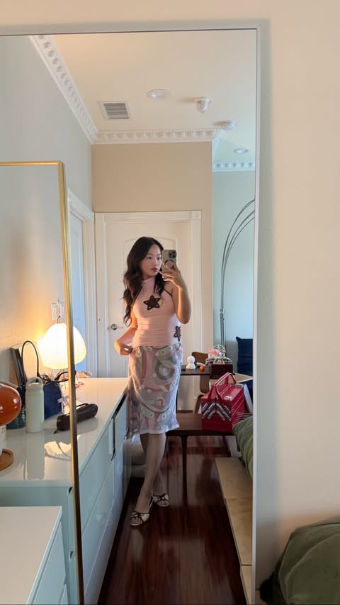 Instagram post by @juliaakong for PopSockets. Caption reads: [...] pink outfit and 🦢🐈🎀 theme from....