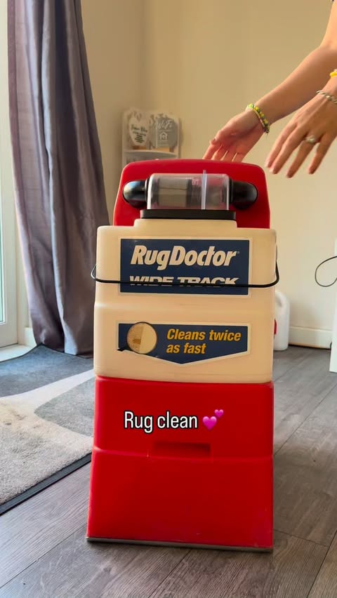 Instagram post by @sammys_liffe for Rug Doctor. Caption reads: [...] dump at the end 😱 Have you ever tried rug....