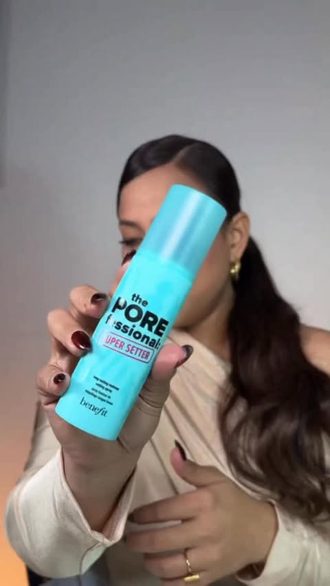 Instagram post by @rosmihernandezma for Benefit Cosmetics. Caption reads: [...] ✨ The POREfessional Lite Primer 💖....