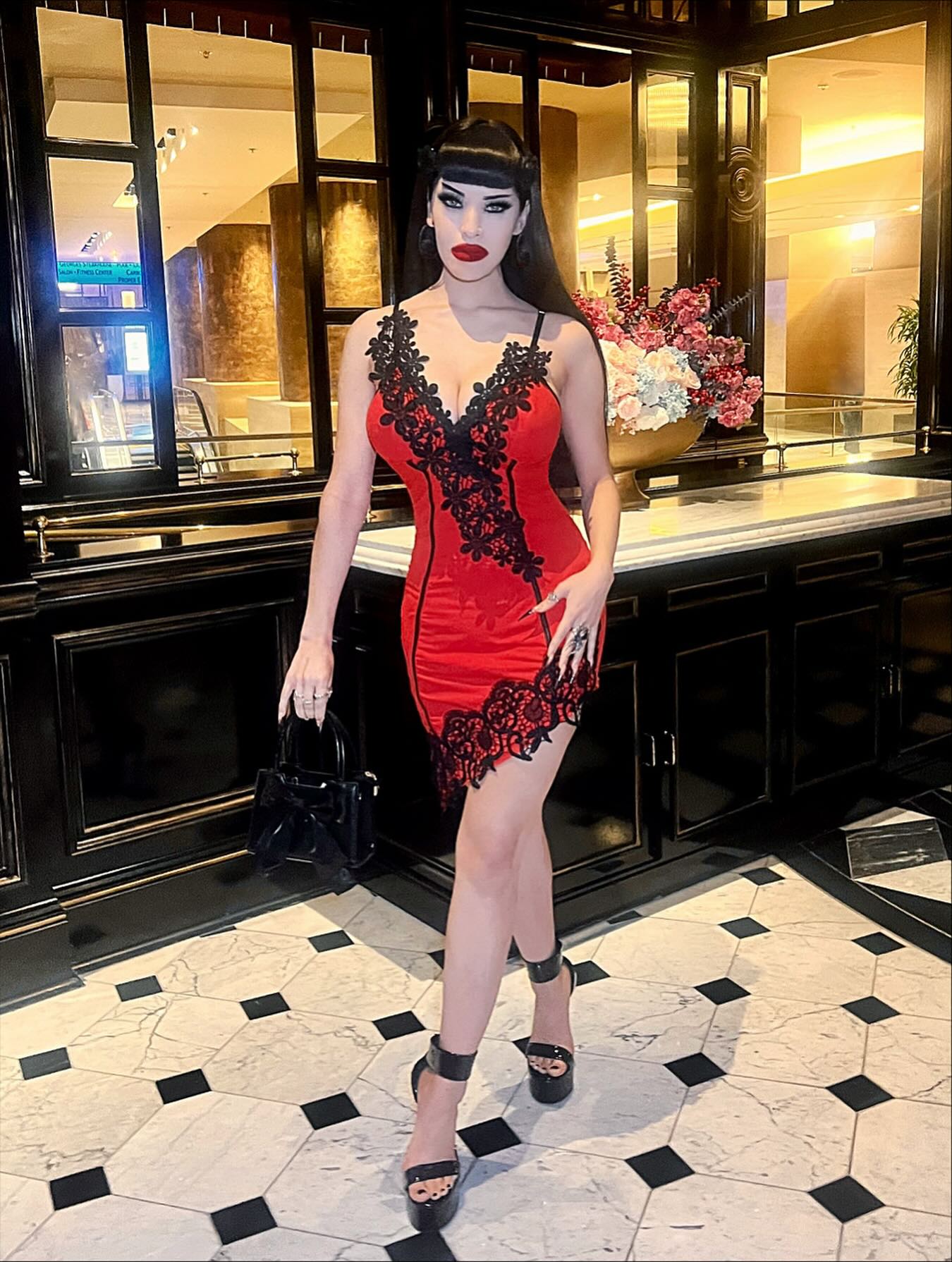 Instagram post by @victoriavenin for ROMWE. Caption reads: 🖤🌹La Belle Vie 🌹🖤

Such a wonderful dinner....