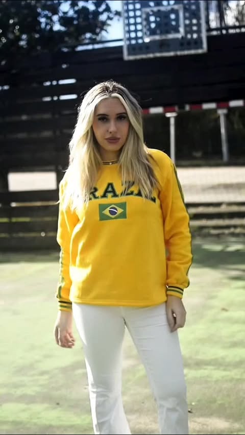 Instagram post by @eleine_pereira for Voghion. Caption reads: #publicidad
@voghion_global Sudadera....