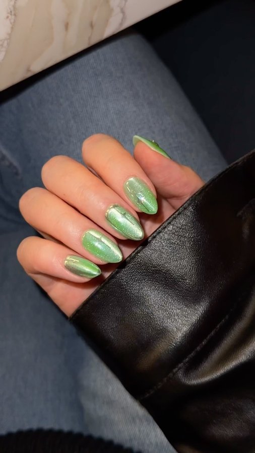 Instagram post by @heluviee for Chillhouse. Caption reads: [...] innovative <3💫 these @cashapp x @chillhouse....