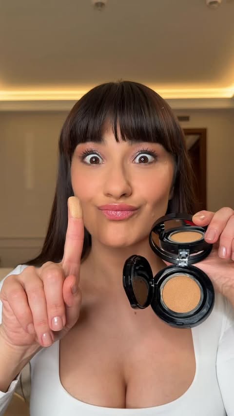 Instagram post by @anamcucuta for L'Oréal Paris. Caption reads: 1 tap. Full coverage. 24H rezistență. Infaillible....