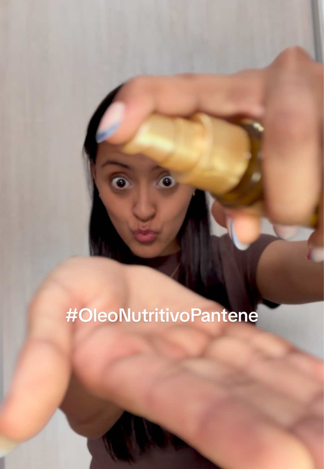 TikTok post by @candemor_ for ForMe Tips. Caption reads: Me elogiaron tanto que me la creí 🙂‍↕️....