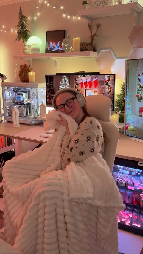 Instagram post by @daisyyhoneyy for Bedsure Home. Caption reads: [...] #DormLife #GentleSoftforCozyNights....