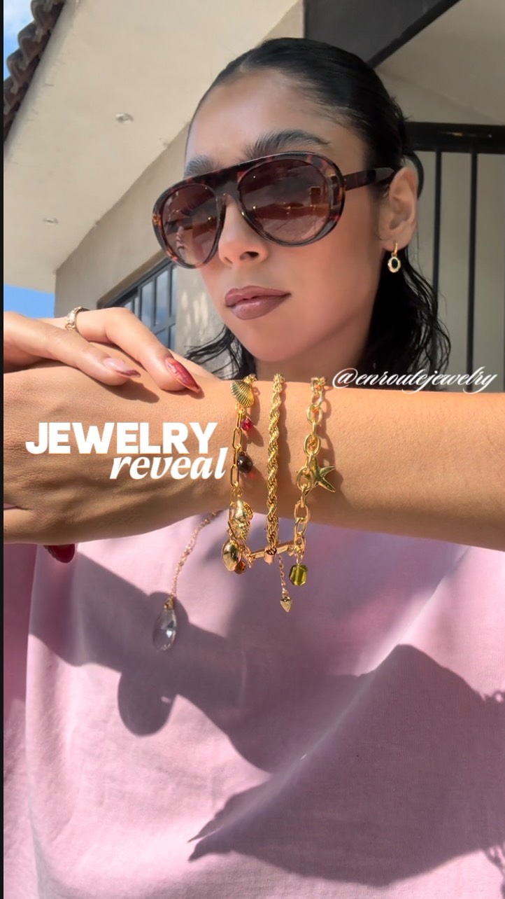 Instagram post by @katiaochoa_ for En Route Jewelry. Caption reads: todo de @enroutejewelry_ ✨ mis nuevos earrings de....