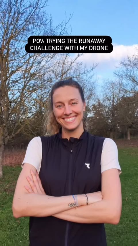 Instagram post by @leoniebeckswim for HOVERAir. Caption reads: [...] drone: 1️⃣ | Me: 0️⃣
Anzeige |....