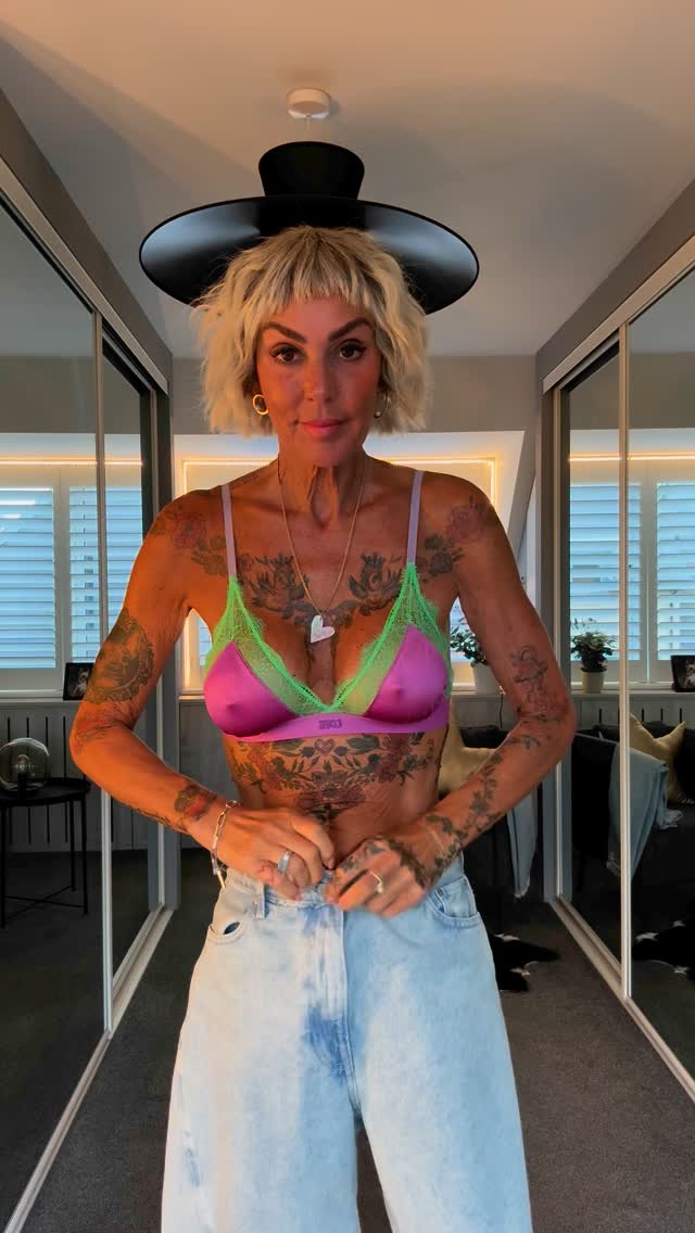 Instagram post by @astridiwantyouinmylife for Celia B. Caption reads: WEEKEND AWAY

What I am wearing today to travel in....