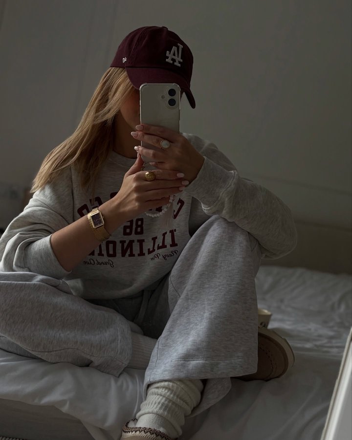 Instagram post by @simplestyle_ola for CLUSE. Caption reads: [...] 😍 Grey & Burgundy Zegarek @clusepolska....