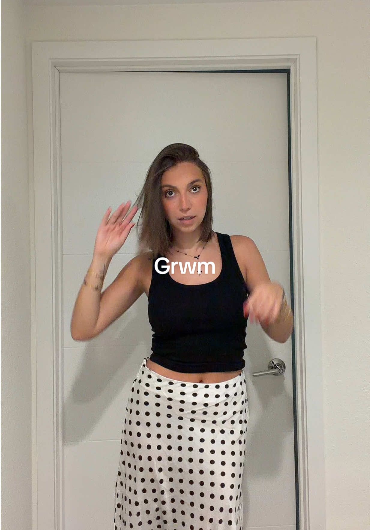 TikTok post by @mavasimonellis for Caliray. Caption reads: #grwm mi makeup routine de casi siempre🙂‍↕️💓....