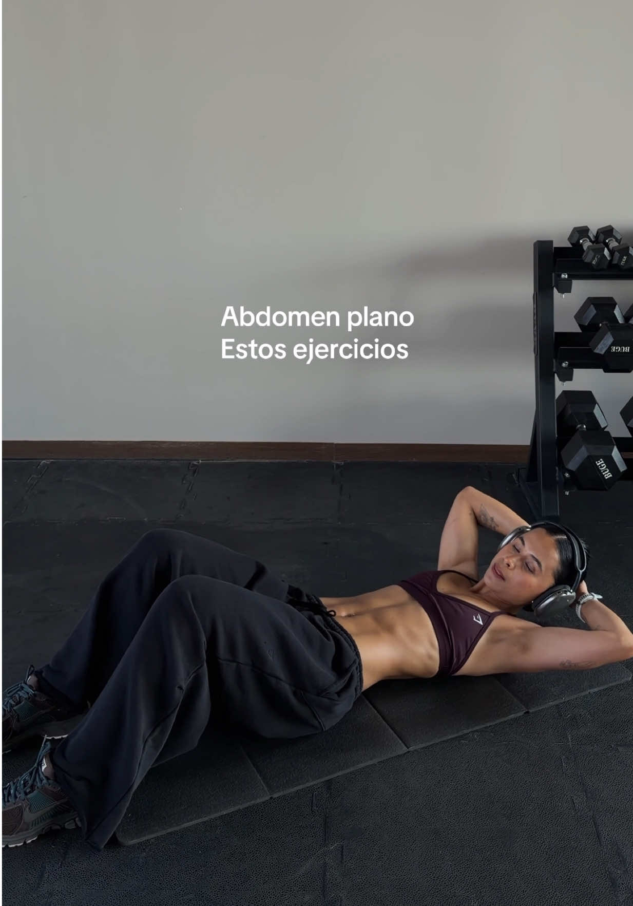 TikTok post by @lindamont for Gymshark. Caption reads: Se viene la colección de interval de @Gymshark....