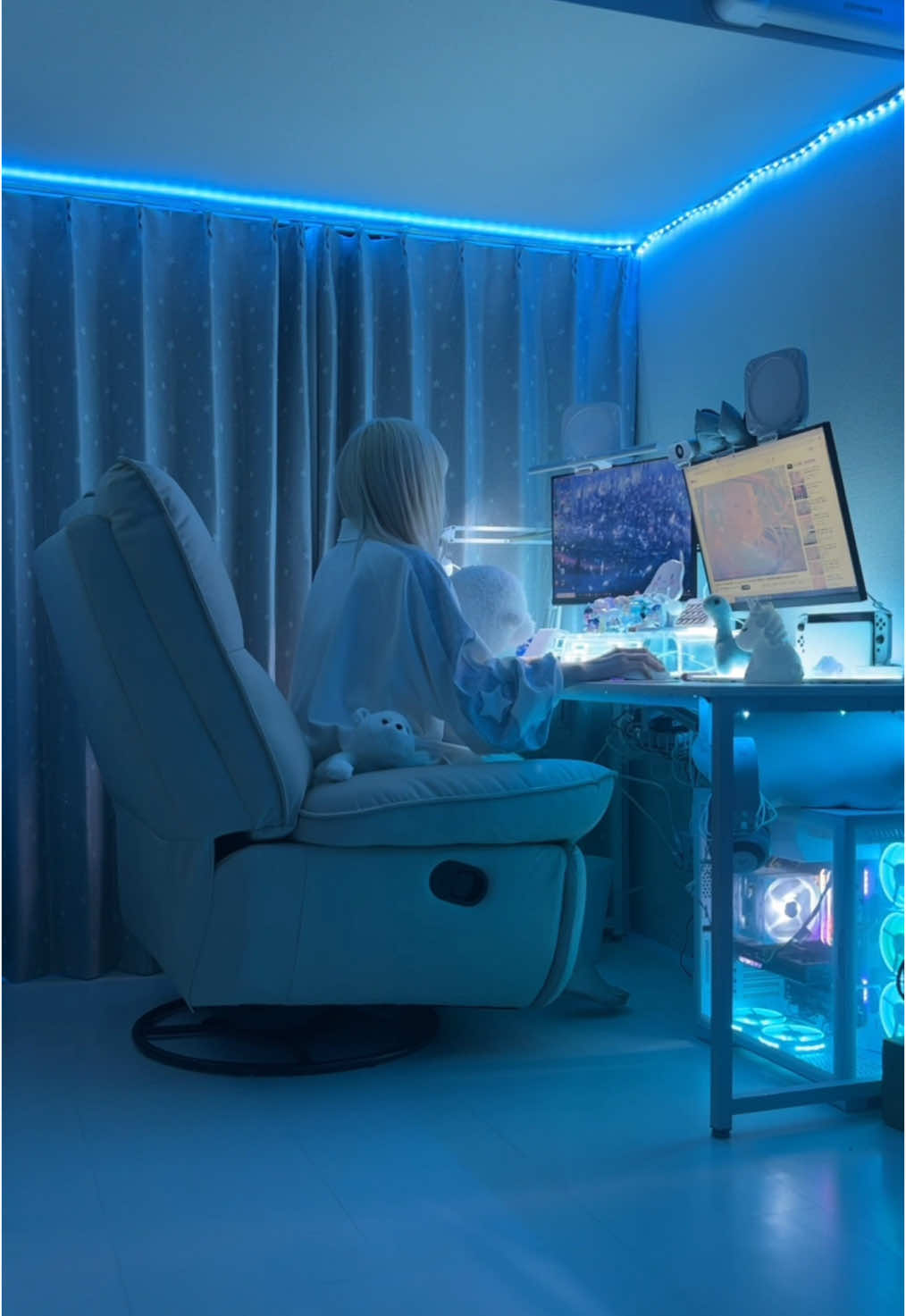 TikTok post by @kigu_rumi_ for FlexiSpot.JP. Caption reads: 『FlexiSpot』さんのソファが届いたぁ💭 ふかふかで気持ちいいんだ〜✨️....