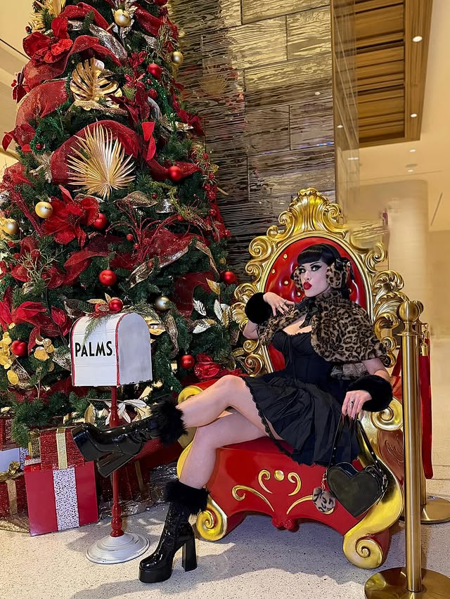 Instagram post by @victoriavenin for ROMWE. Caption reads: 🎁🌹🎄🖤🎄🌹🎁

Holiday weekend with The Palms!!....