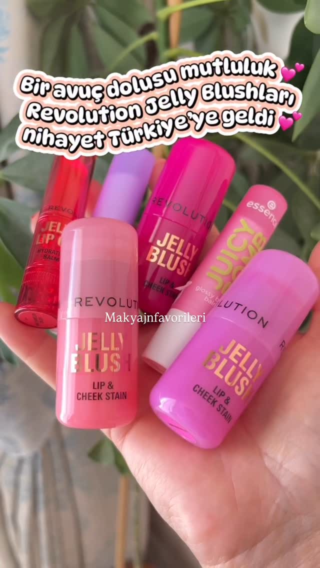 Instagram post by @makyajnfavorileri for Makeup Revolution. Caption reads: Ayyyy bu jelly blushlar yaza çok yakışır 💖....
