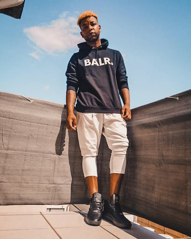 Instagram post by @emanuelaustinofficial for BALR.. Caption reads: [...] *Werbung Anzeige @balr 👟👕 Cc:....