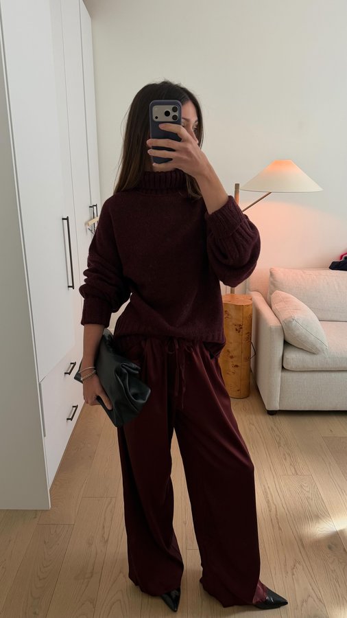 Instagram post by @cassiabaert for Banana Republic. Caption reads: My Home for the Holidays style guide....