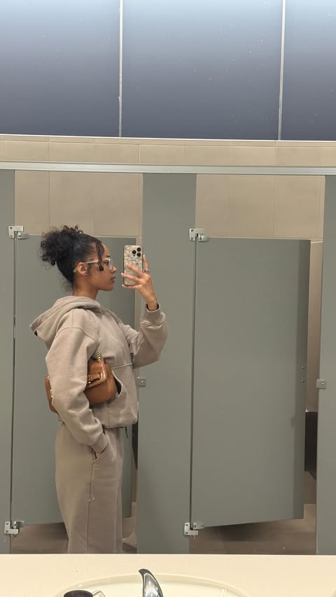 Instagram post by @ariijosephine for Glowmode. Caption reads: [...] do you like, beige or pink?🤎💞 Shop....