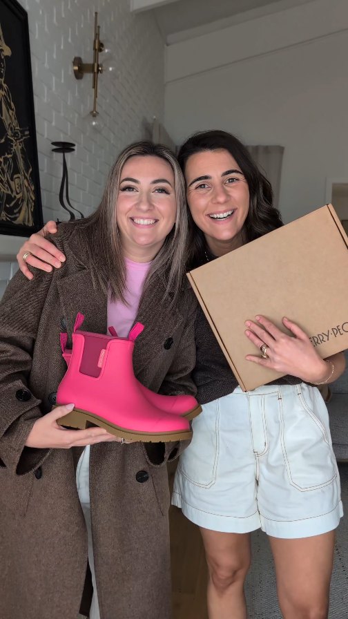 Instagram post by @sim.spys.stylist for Merry People. Caption reads: Made Christmas extra merry with this one 🎄💖
I....