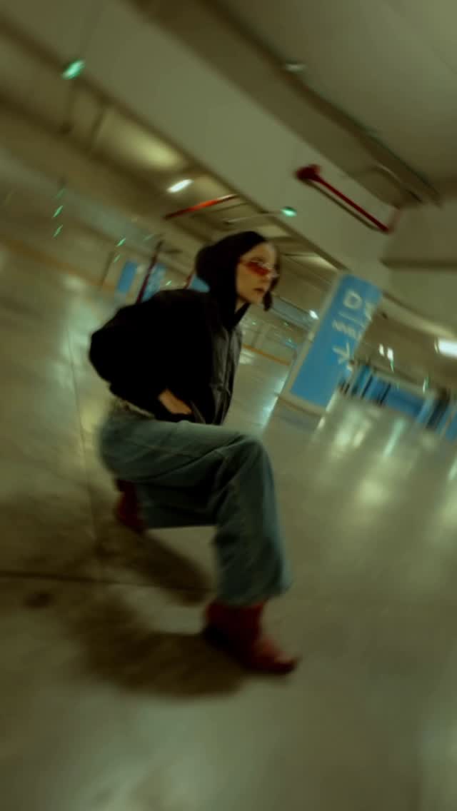 Instagram post by @palomamorphy for hollister. Caption reads: Where the cool kids meet 👉
La Hollister Pop Up en....