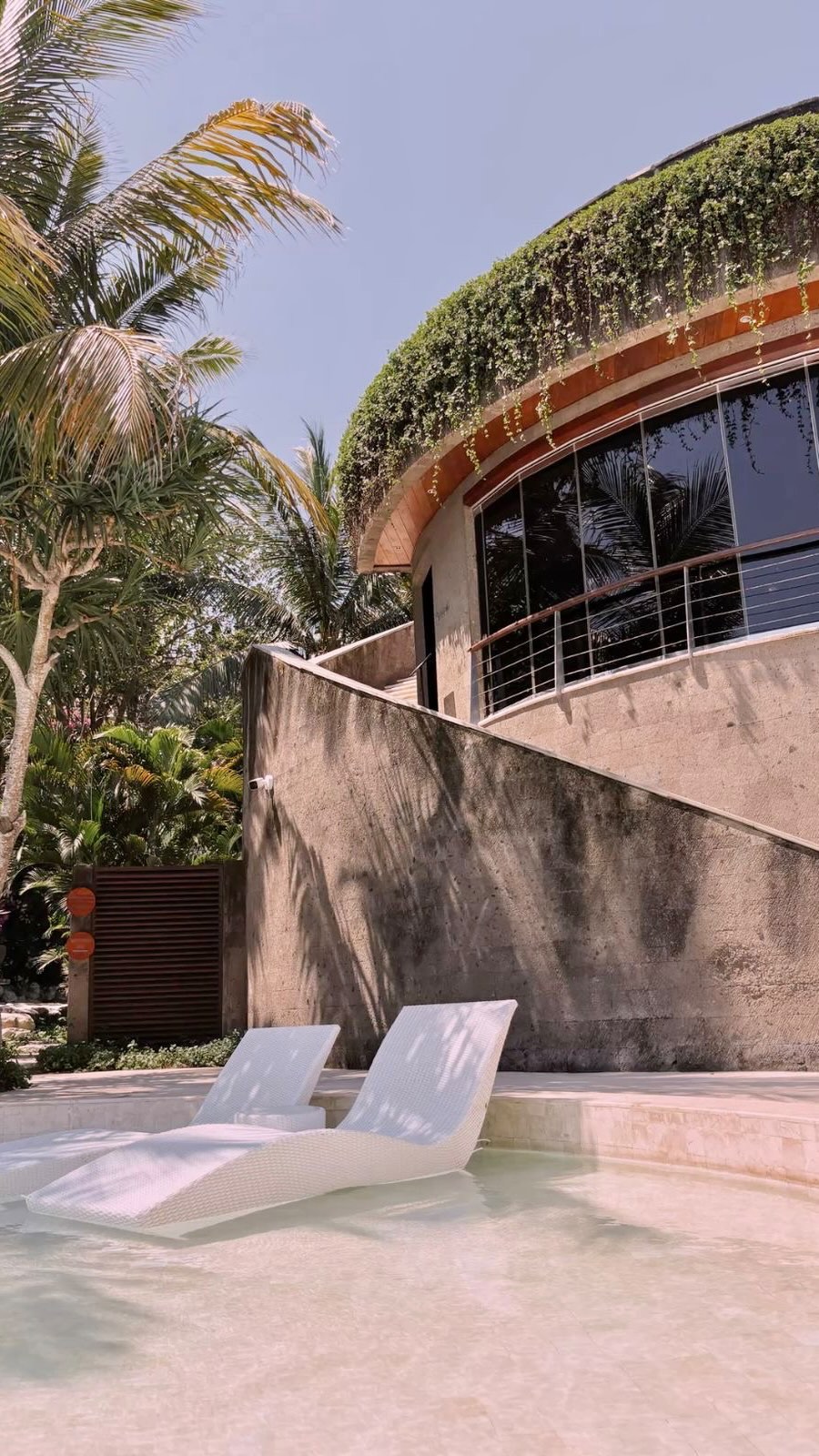 Instagram post by @kristin_kvaale for PEACH TIGHTS. Caption reads: Shoulders & triceps day✨🍒

Ad/ Wearing....