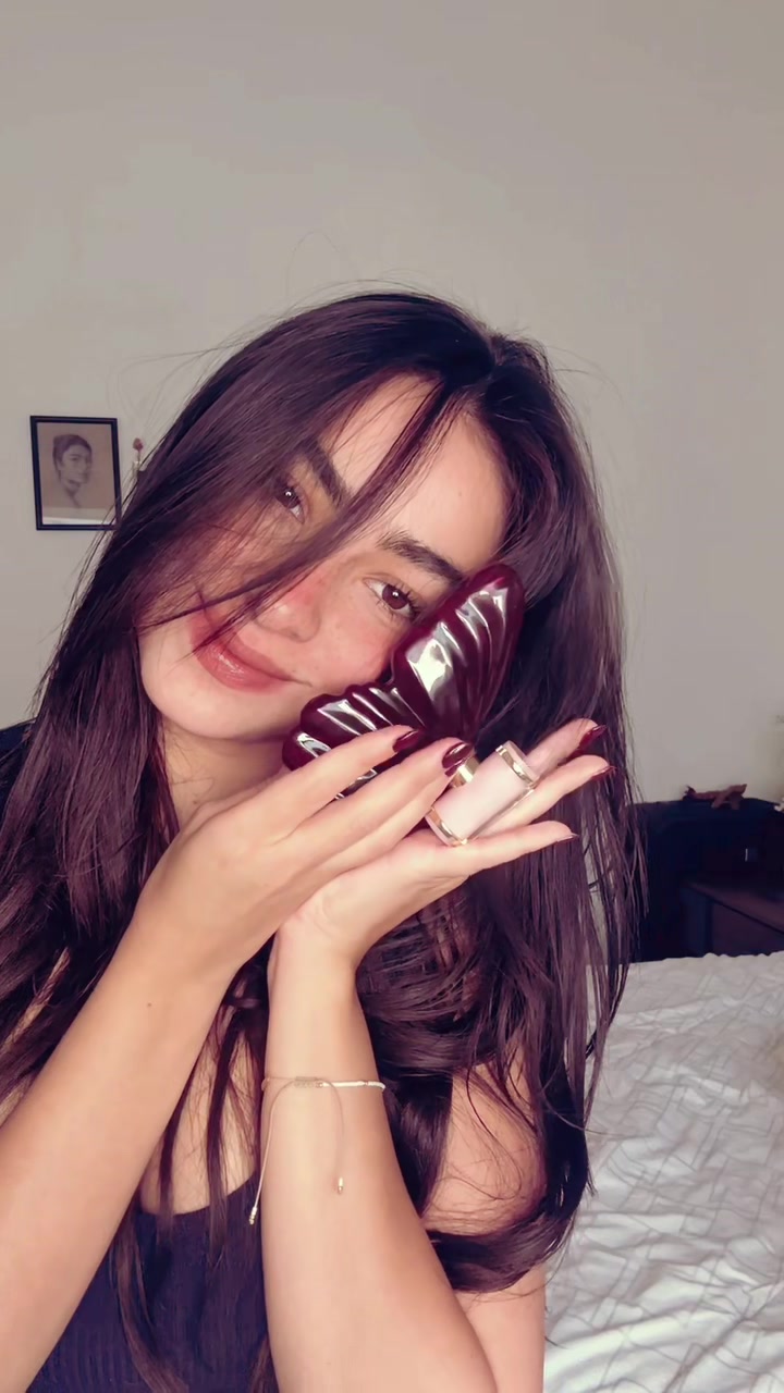 TikTok post by @valentinabuzzurro for Carolina Herrera. Caption reads: @Carolina Herrera 💖 #labombacarolinaherrera [...].